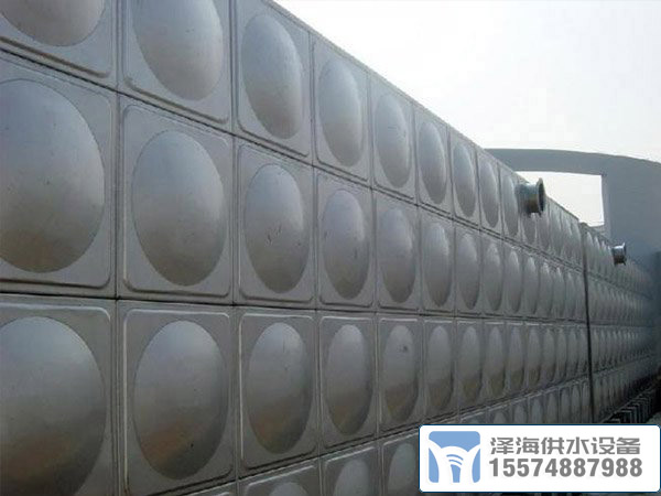 大型<a href=http://www.nt-shsm.com/ target=_blank class=infotextkey>不銹鋼消防水箱</a>施工中